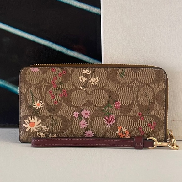 Coach
LONG ZIP AROUND WALLET IN SIGNATURE CANVAS WITH WILDFLOWER PRINT - Picture 2 of 7